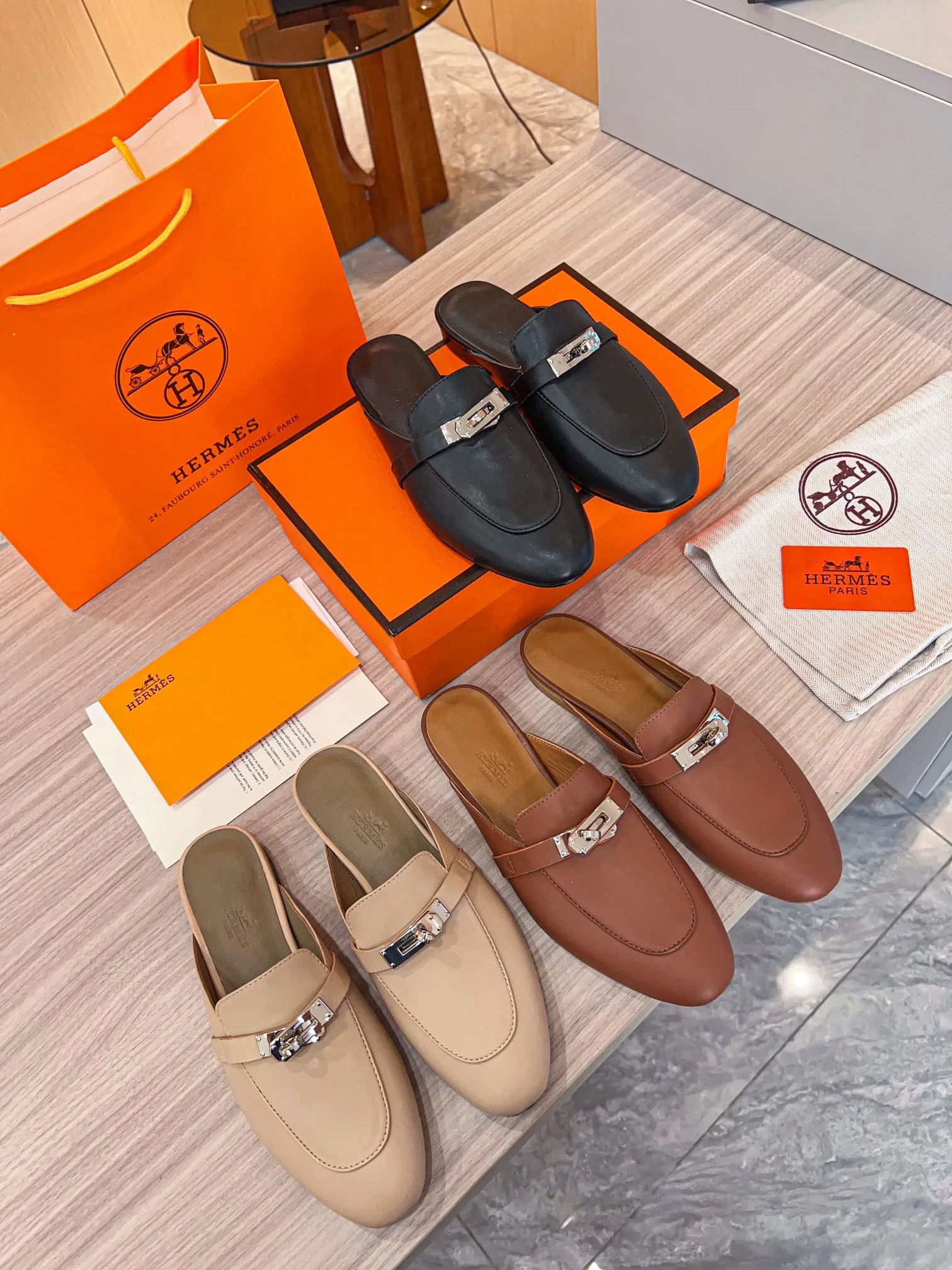 👟👟Ex-factory price 560👟👟 🐎2023 top product Hermes new genuine handmade shoes, purely handmade, a must-collect item! The perfect holiday accessory! Our pursuit of quality products is always the best! Don't give in! Comfort and originality, not following trends, and not deliberately expressing oneself are the consistent pursuits of Hermes and its fans! [Material] ✅Upper: Hermers original calfskin ✅Foot pads: Made of imported original fabric 5D color printed pads ✅Outsole: Italian genuine leather outsole (pursuing top walking comfort) [Number of codes] 34-42 [Packaging] Comes with a full set of original packaging, code 35-42